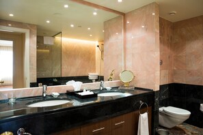 Apartment, 3 Bedrooms | Bathroom | Combined shower/tub, deep soaking tub, free toiletries, hair dryer