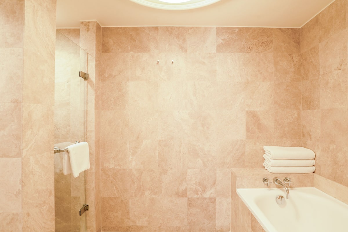 Combined shower/bathtub, deep-soaking bathtub, free toiletries