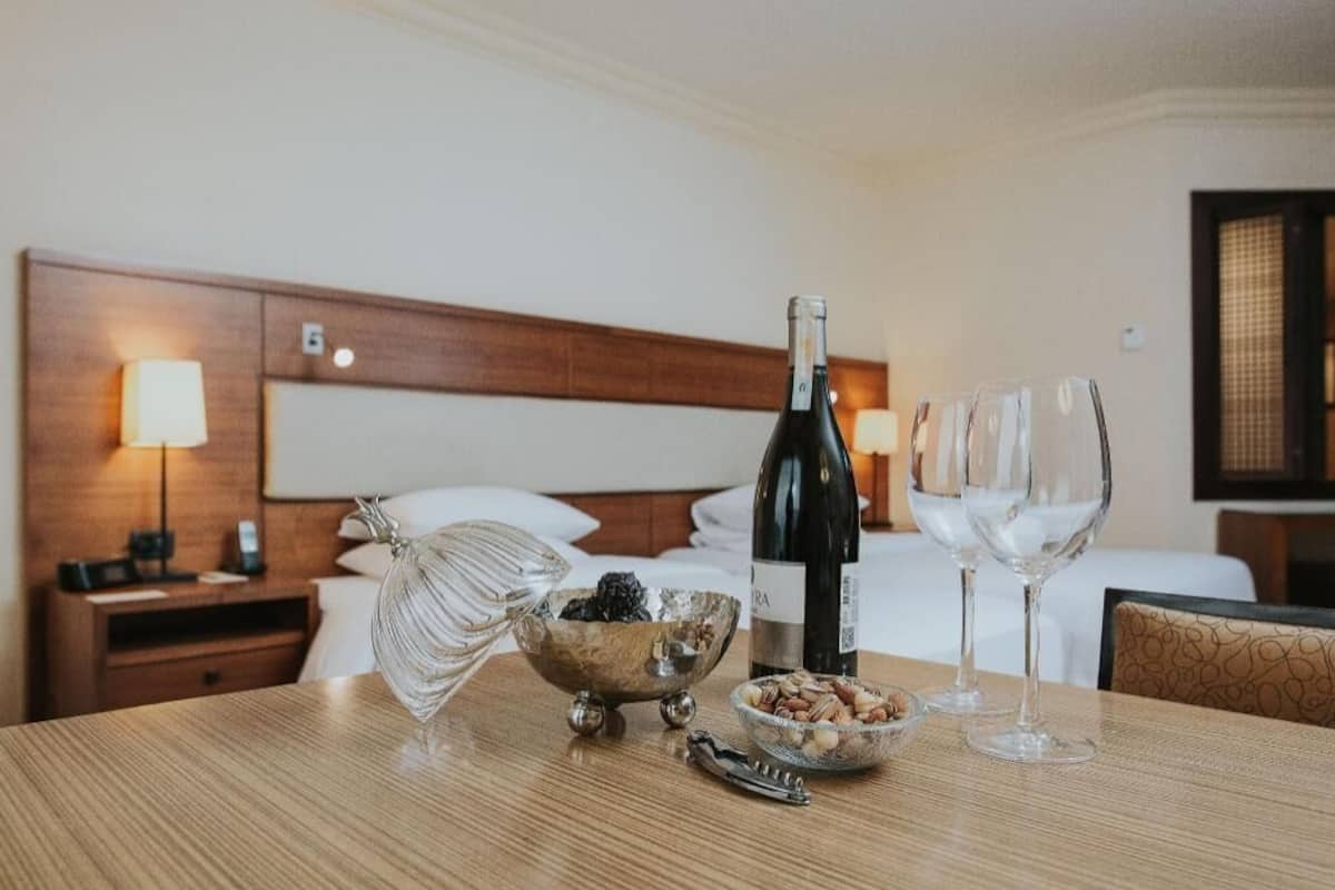 ملاءات للفراش لا تسبب الحساسية وميني بار وخزنة داخل الغرفة ومكتب