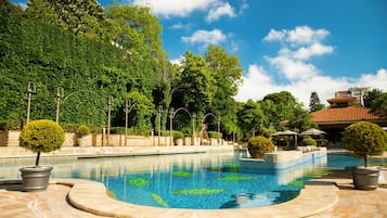 Een seizoensgebonden buitenzwembad