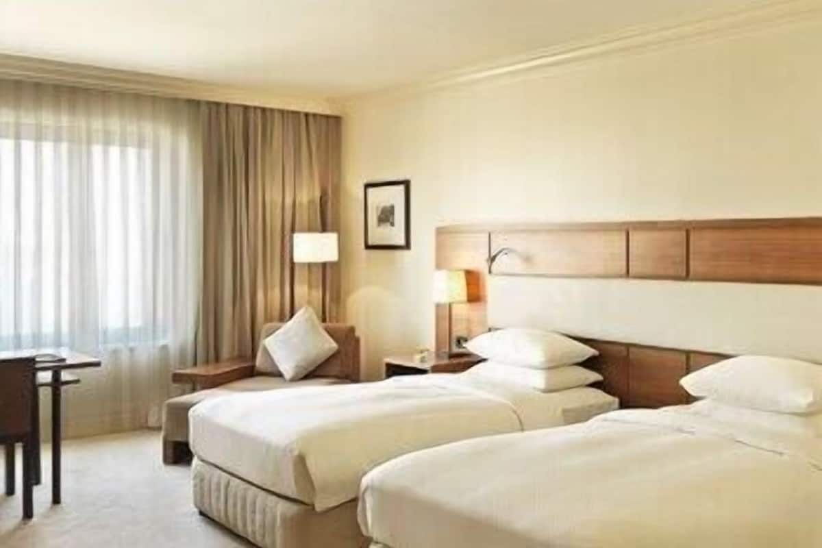 Allergitestade sängkläder, minibar och värdeförvaringsskåp på rummet