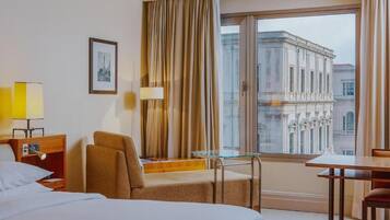 Club-Zimmer, 1 King-Bett (Club Access) | Allergikerbettwaren, Minibar, Zimmersafe, Schreibtisch