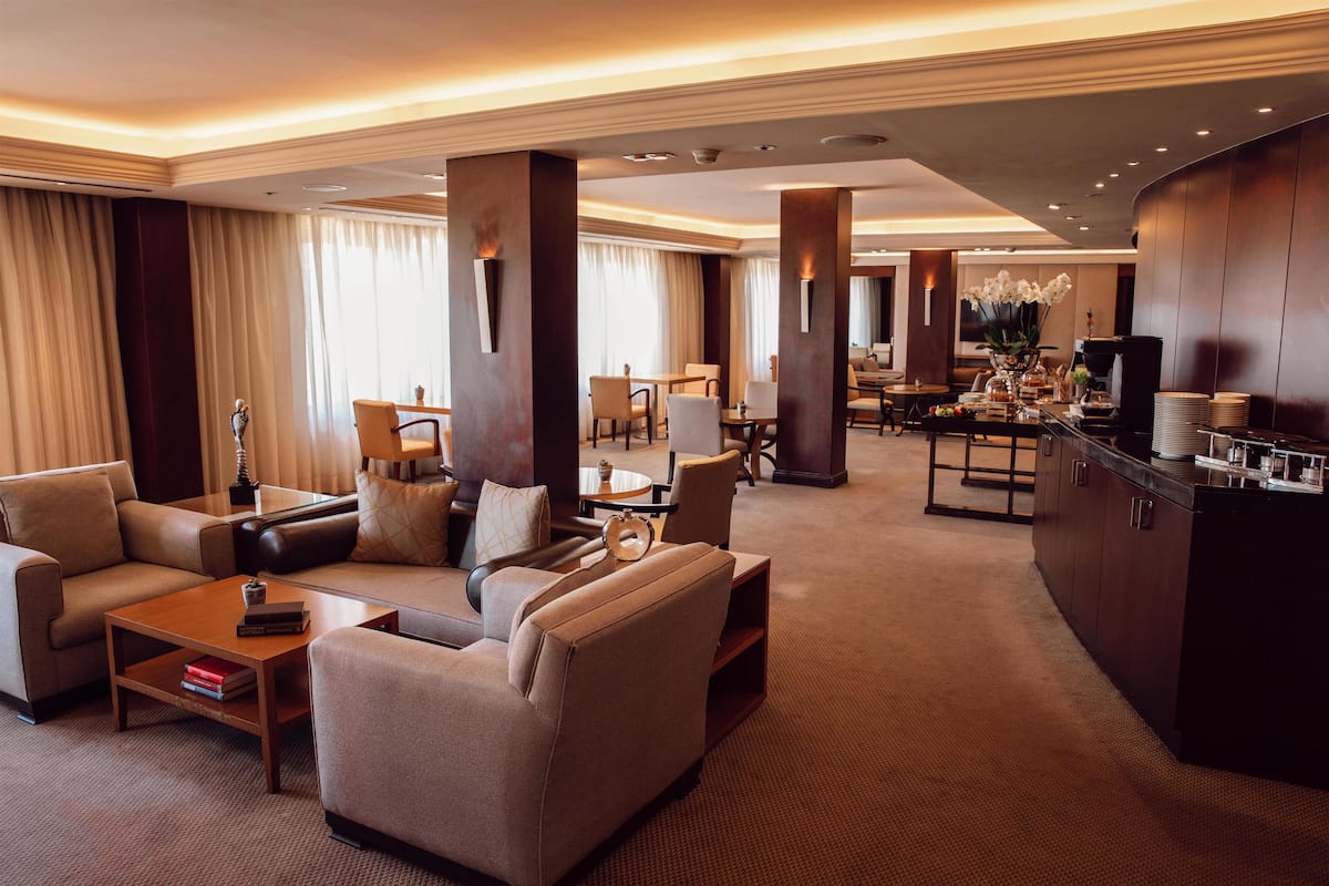 Lobby lounge