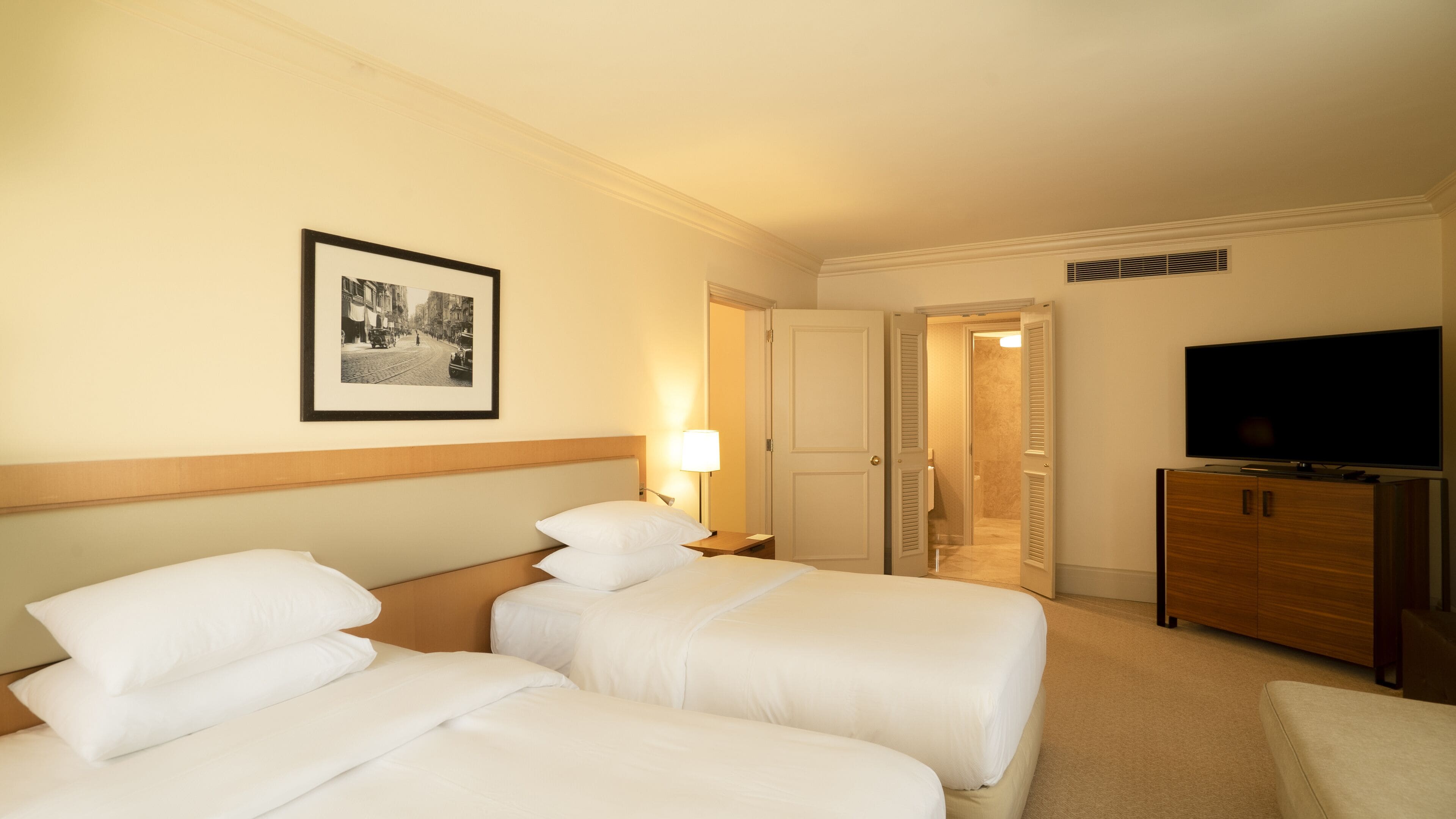 Grand-Suite, 2 Einzelbetten | Allergikerbettwaren, Minibar, Zimmersafe, Schreibtisch