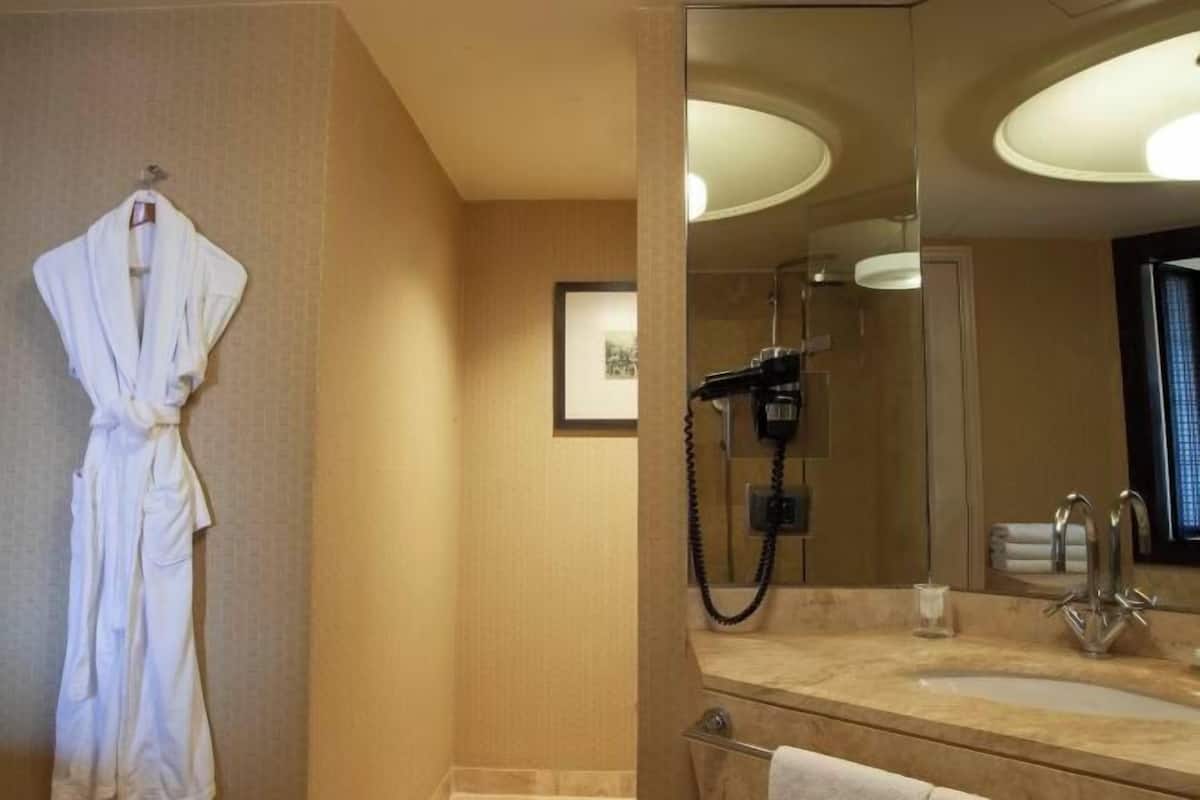 Combined shower/bathtub, deep-soaking bathtub, free toiletries