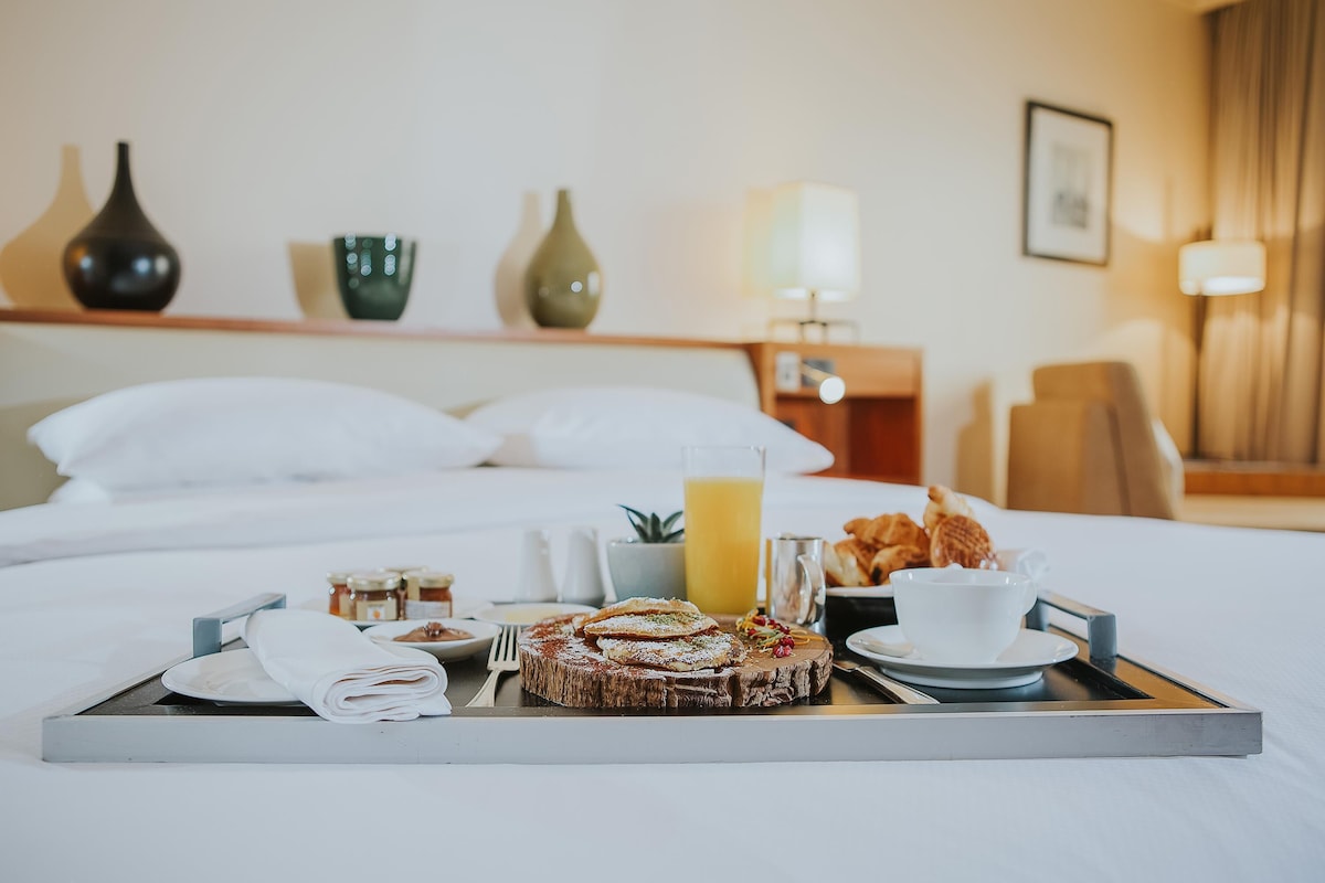 Hypo-allergenic bedding, minibar, in-room safe, desk