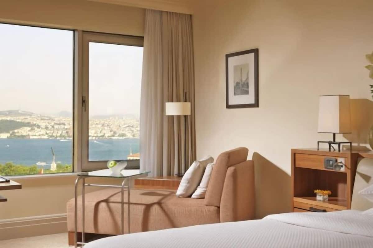 1 bedroom, hypo-allergenic bedding, minibar, in-room safe
