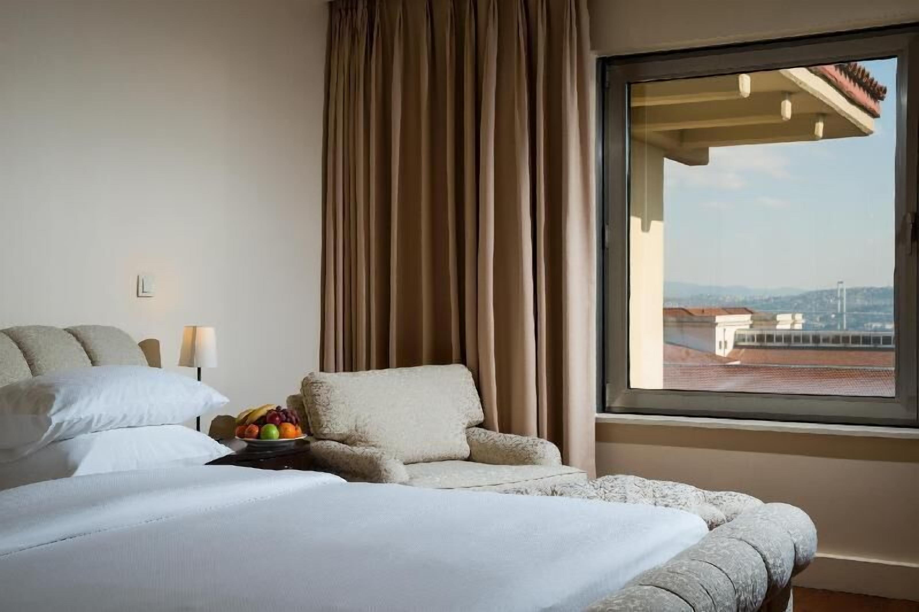 Hypo-allergenic bedding, minibar, in-room safe, desk