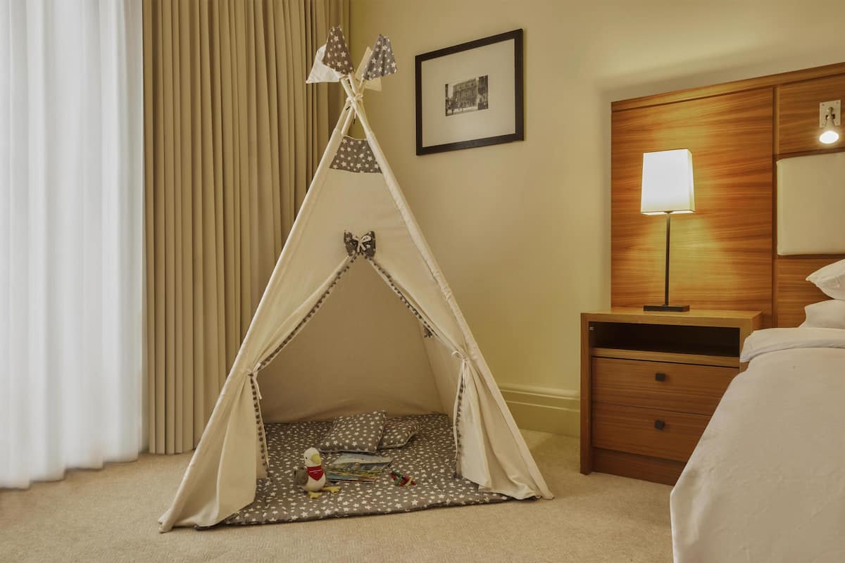 Suite familiar, varias camas | Ropa de cama hipoalergénica y minibar