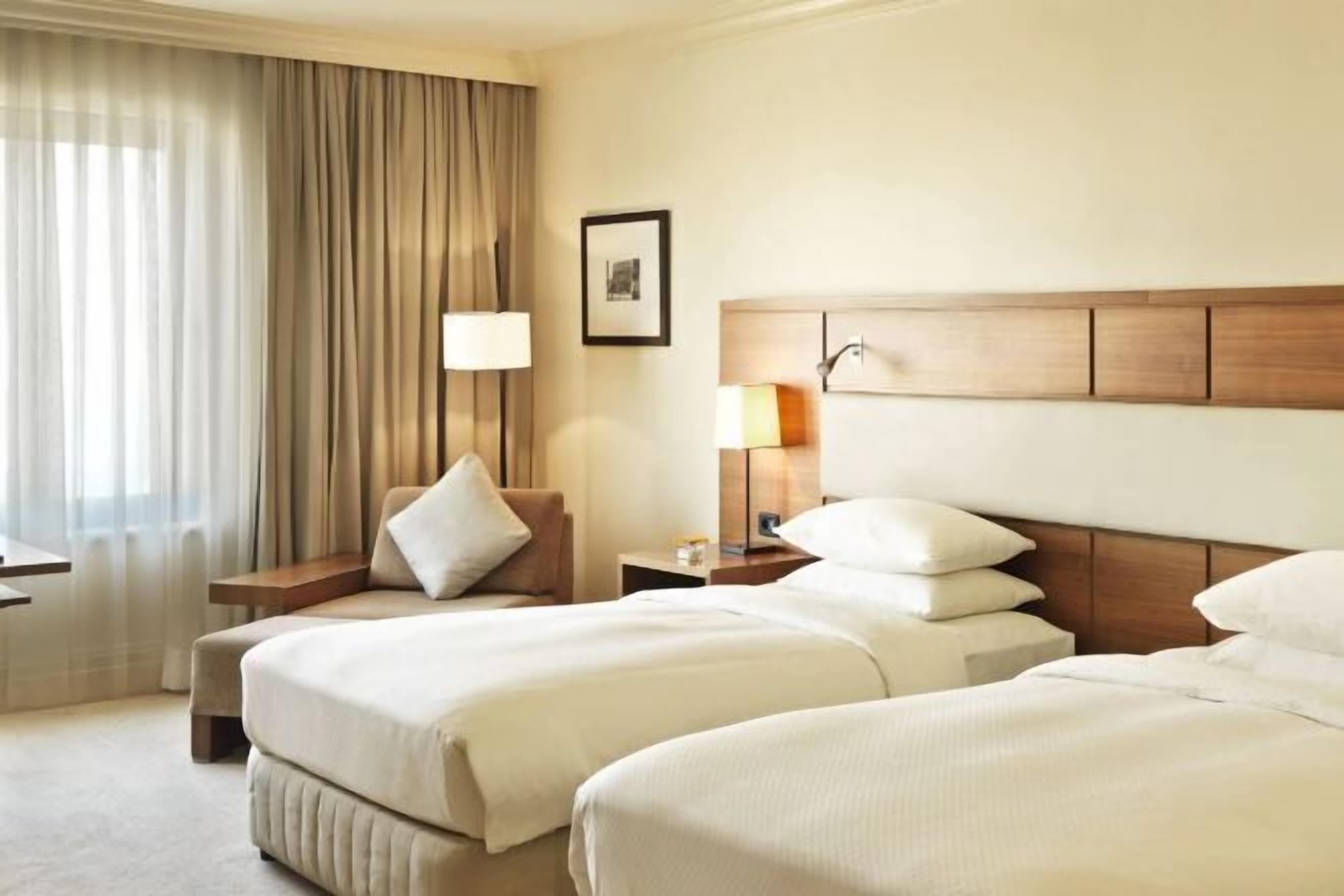 Allergikerbettwaren, Minibar, Zimmersafe, Schreibtisch