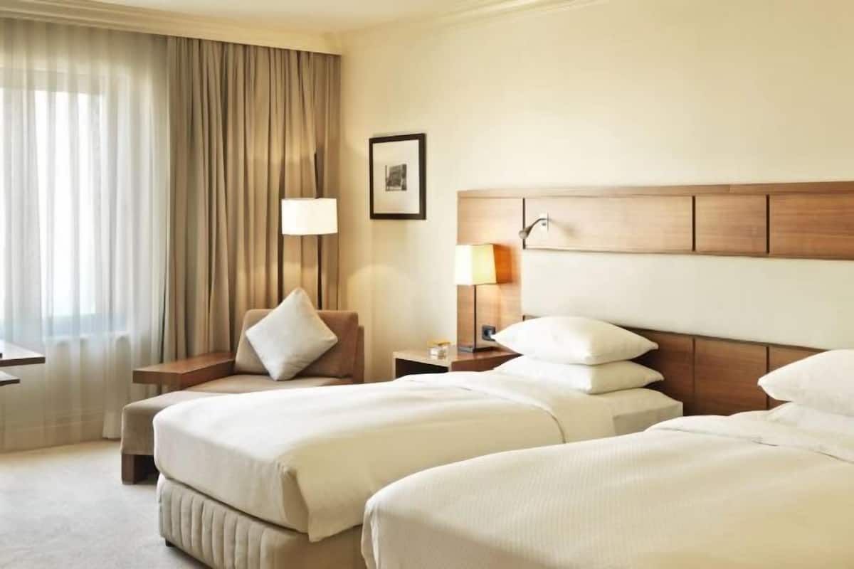 Hypo-allergenic bedding, minibar, in-room safe, desk