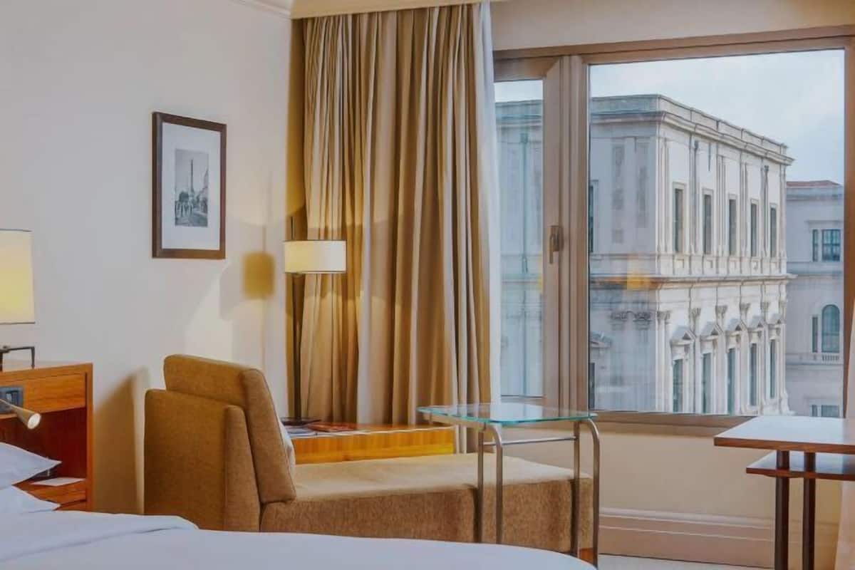 1 bedroom, hypo-allergenic bedding, minibar, in-room safe