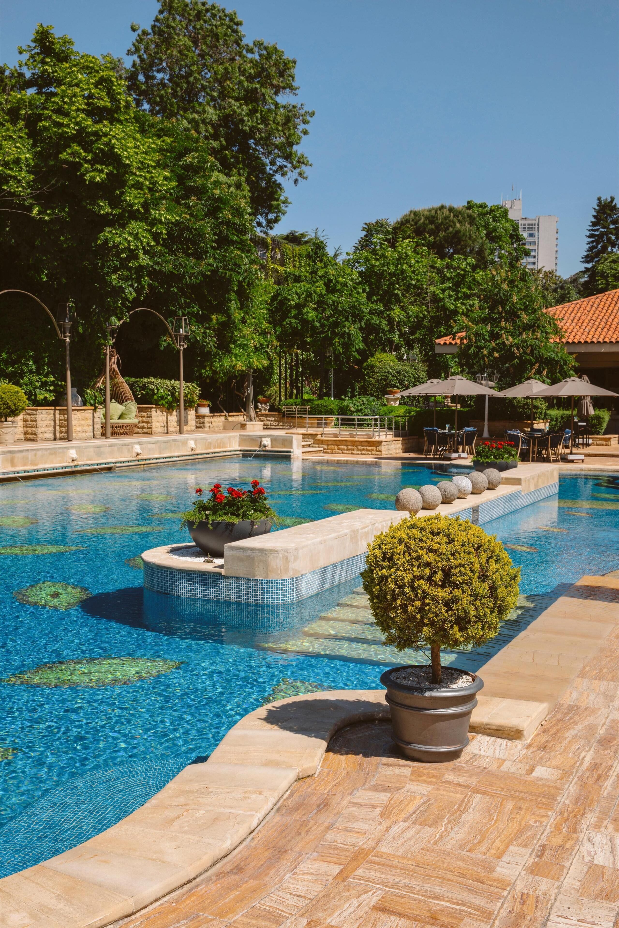 Una piscina al aire libre de temporada