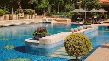 Una piscina al aire libre de temporada