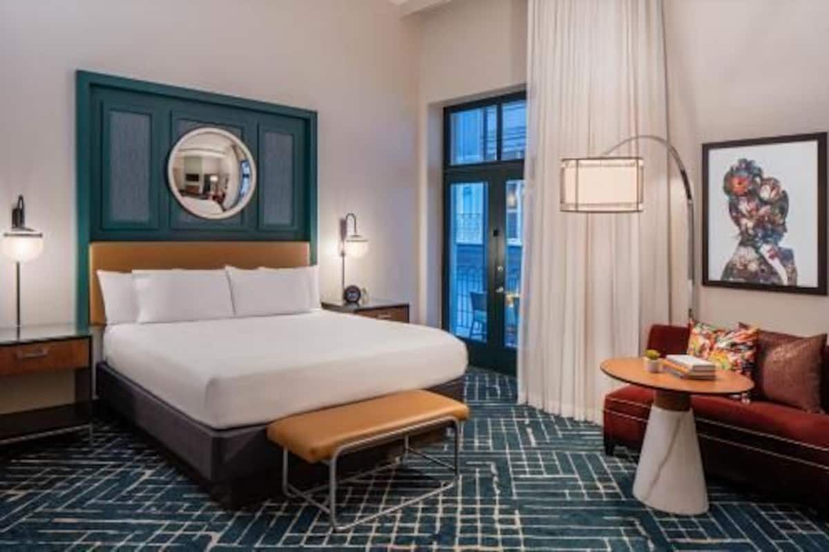 Premium bedding, in-room safe, iron/ironing board, free WiFi