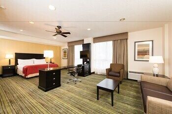 Desk, laptop workspace, iron/ironing board, free WiFi