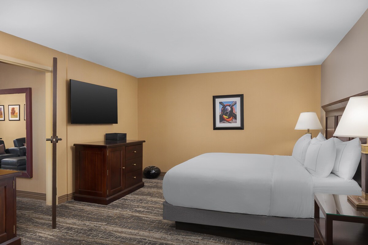 Suite, 1 King Bed, Non Smoking | In-room safe, desk, laptop workspace, blackout drapes