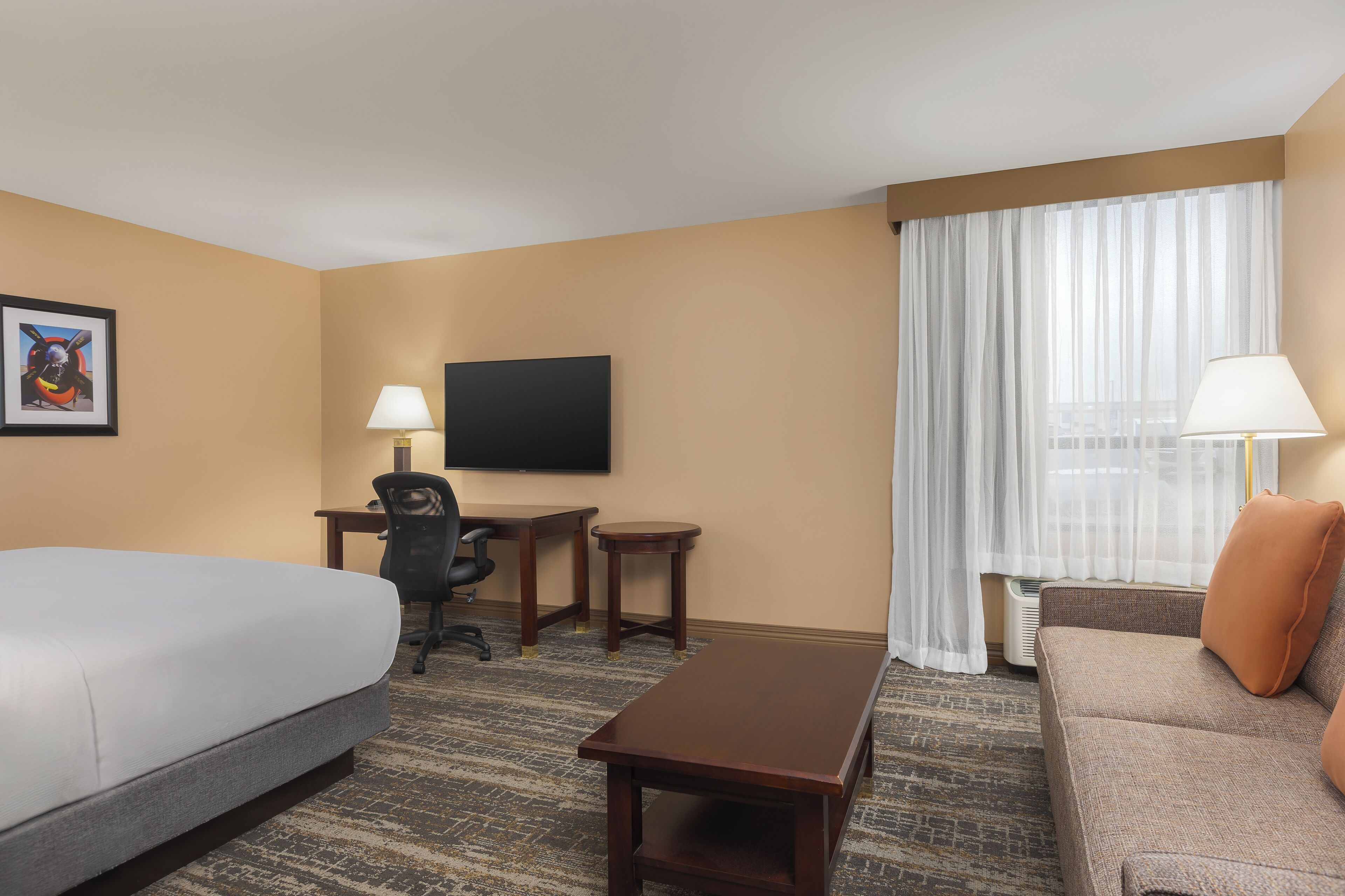 Deluxe King  Non Smoking | In-room safe, desk, laptop workspace, blackout drapes