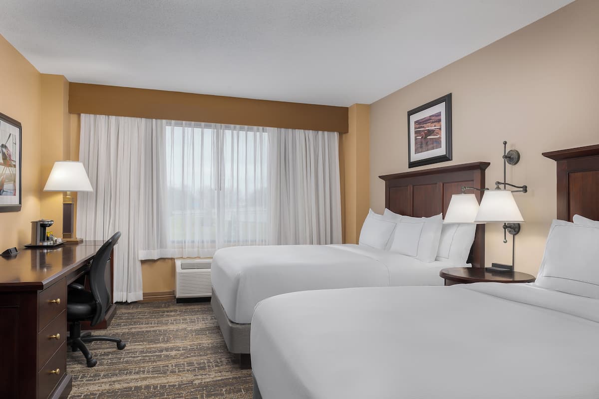 Habitación, 2 camas Queen size, para no fumadores | Caja de seguridad en la habitación y escritorio