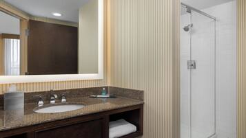 Combined shower/tub, free toiletries, hair dryer, towels
