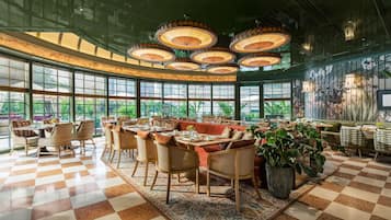 6 restauranter; serverer morgenmad, frokost og internationale retter