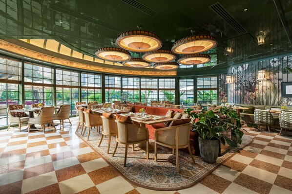 6 restaurants, servant le déjeuner et le dîner; cuisine internationale