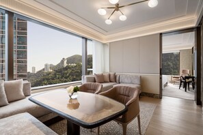 Suite, 1 letto king, vista città | Biancheria da letto di alta qualità, minibar, cassaforte in camera