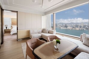 Suite Premier, 1 letto king, vista porto | Biancheria da letto di alta qualità, minibar, cassaforte in camera