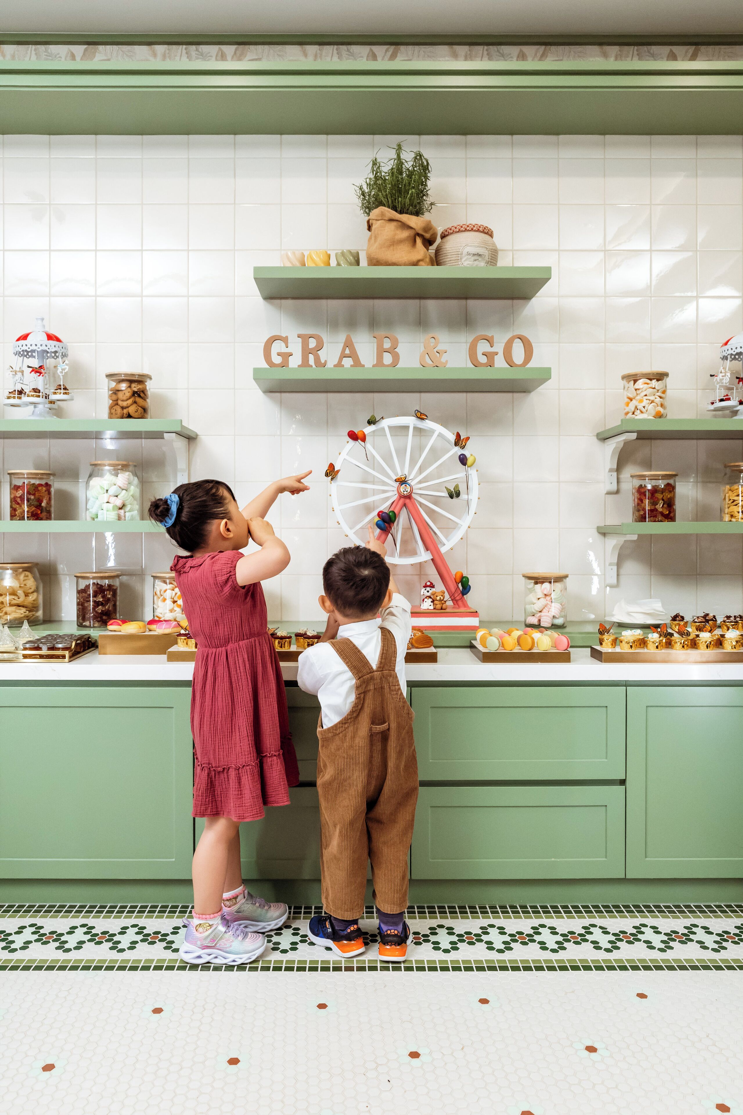 Una cocina con un cartel que dice 'Grab & Go', una noria y varios alimentos en estantes.