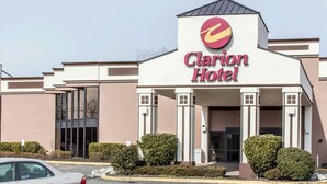 A Clarion Hotel with a modern facade, large entrance, and a parking lot. - Clarion Hotel & Conference Center Ronkonkoma MacArthur Airport (Ronkonkoma)