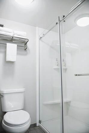 Amenidades de baño gratuitas, secadora de cabello, toallas, jabón