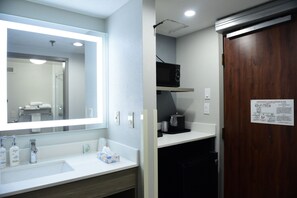 Kamar Standar, 1 Tempat Tidur Queen, akses difabel (Communications, Accessible Tub) | Brankas, meja kerja, setrika/meja setrika, dan tempat tidur bayi gratis