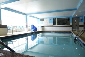 Kolam renang indoor