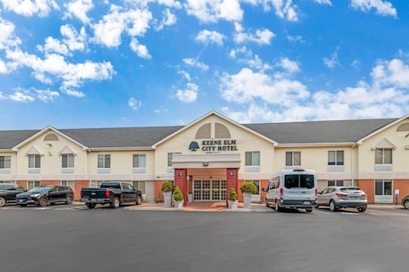 Außenbereich. Keene Elm City Hotel, an Ascend Collection Hotel