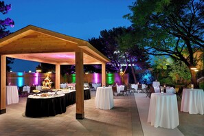 Outdoor banquet area - Four Points by Sheraton Toronto Airport (Mississauga)