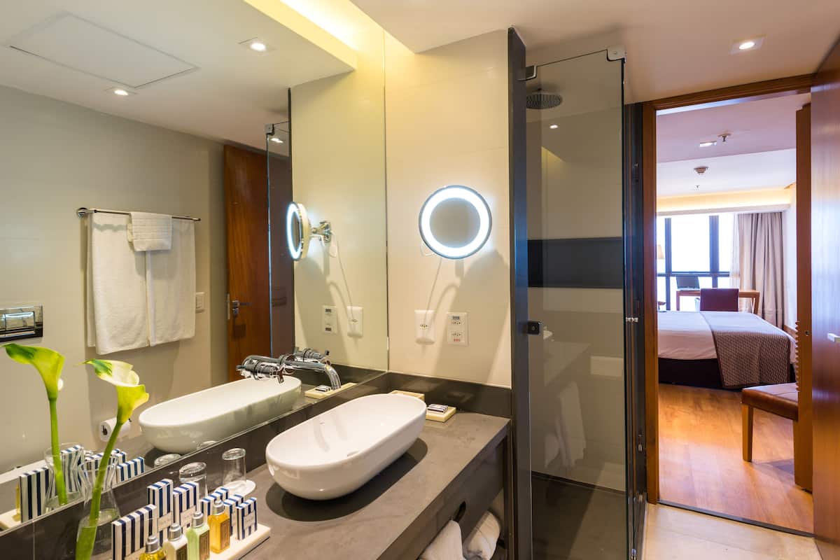luxo vista mar com varanda | bathroom | free toiletries, hair dryer, bathrobes, slippers