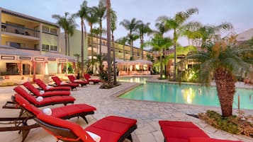 Piscina externa, funciona das 7h às 22h, barracas, espreguiçadeiras