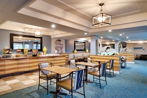 Tägliches Frühstücksbuffet (14.99 USD pro Person)