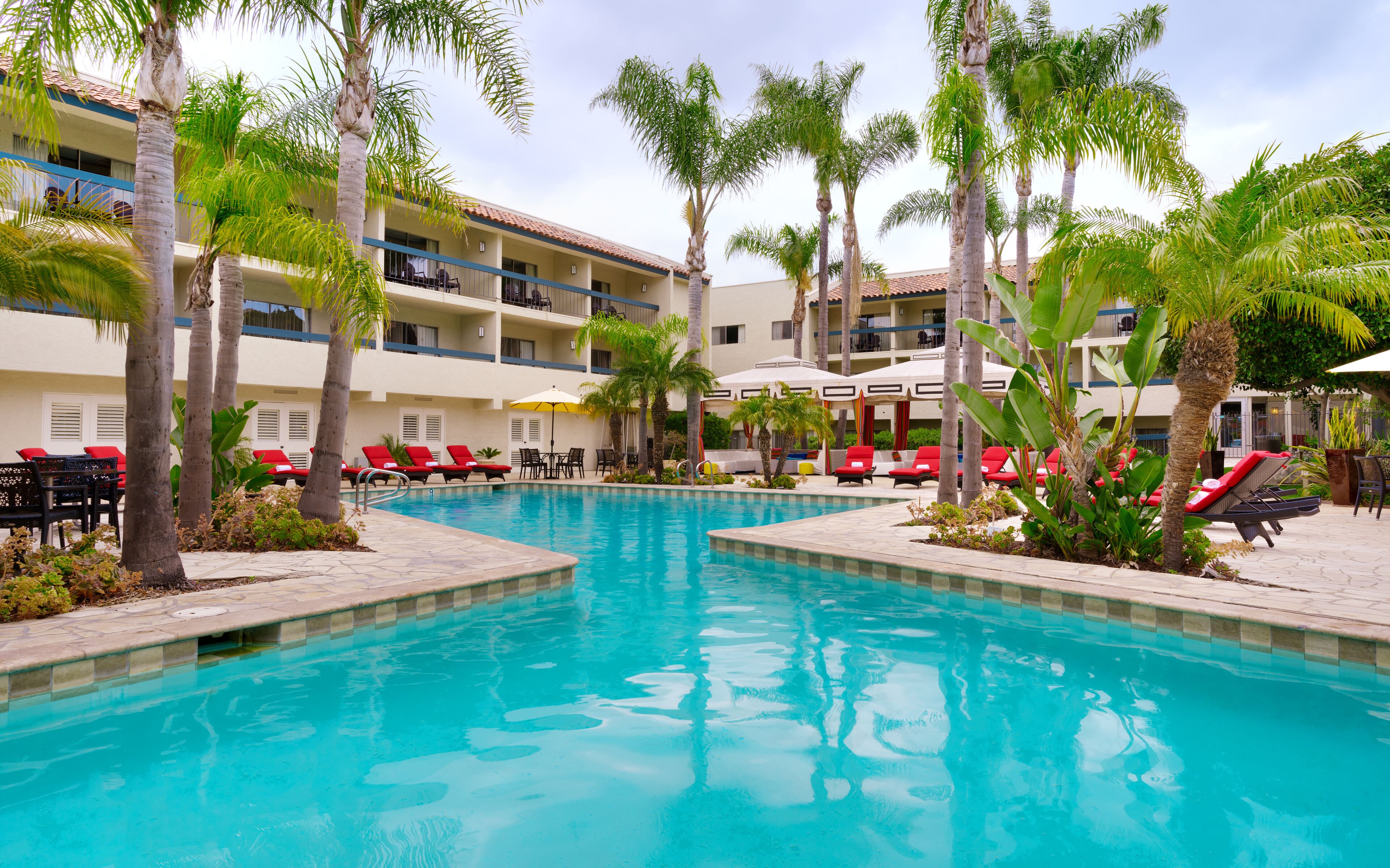 Piscina all'aperto, cabanas (a pagamento), lettini