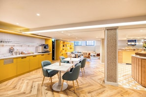 Daily continental breakfast (EUR 19 per person)