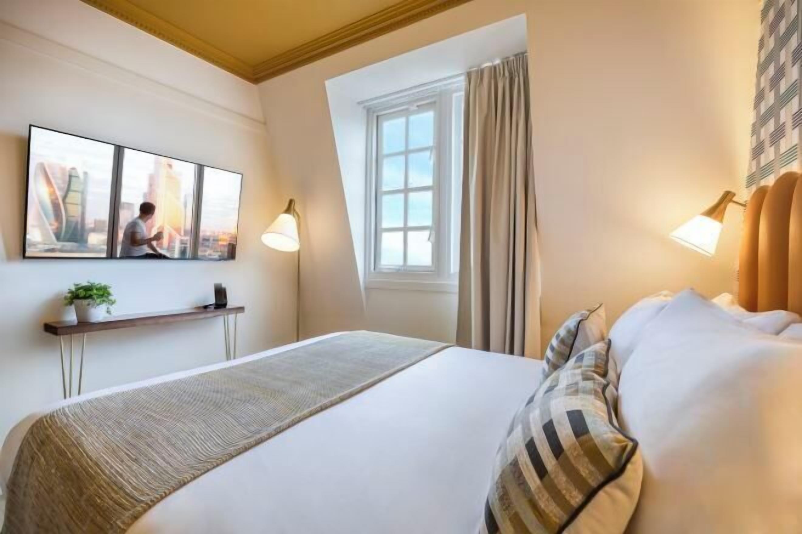 Roba de llit d'alta qualitat i caixa forta a l'habitació 