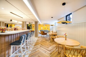 Daily continental breakfast (EUR 19 per person) - Citadines Canal Amsterdam (Amsterdam)