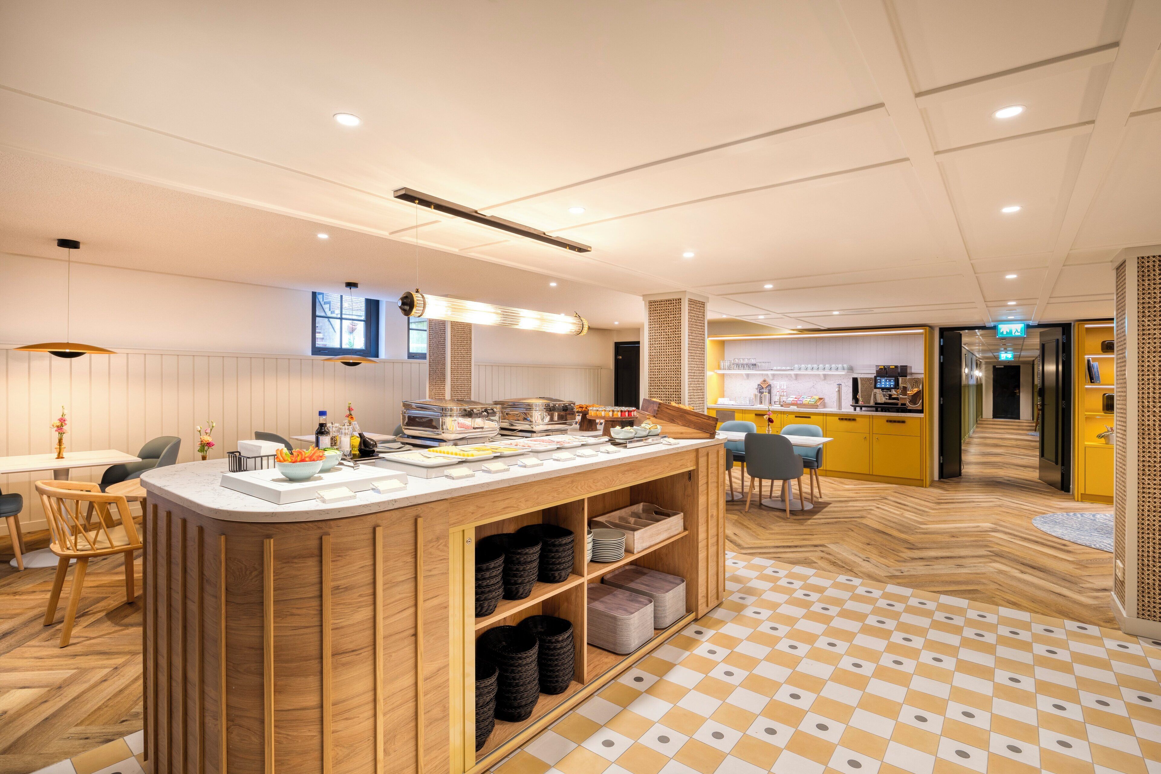 Cozinha moderna com ilha central, armários de madeira e padrão de piso xadrez.