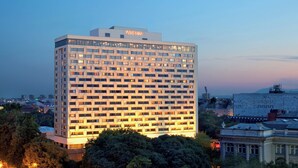 Un hotel de gran altura con fachada de diseño geométrico, varios pisos y un letrero destacado que dice "WESTIN" en la parte superior.