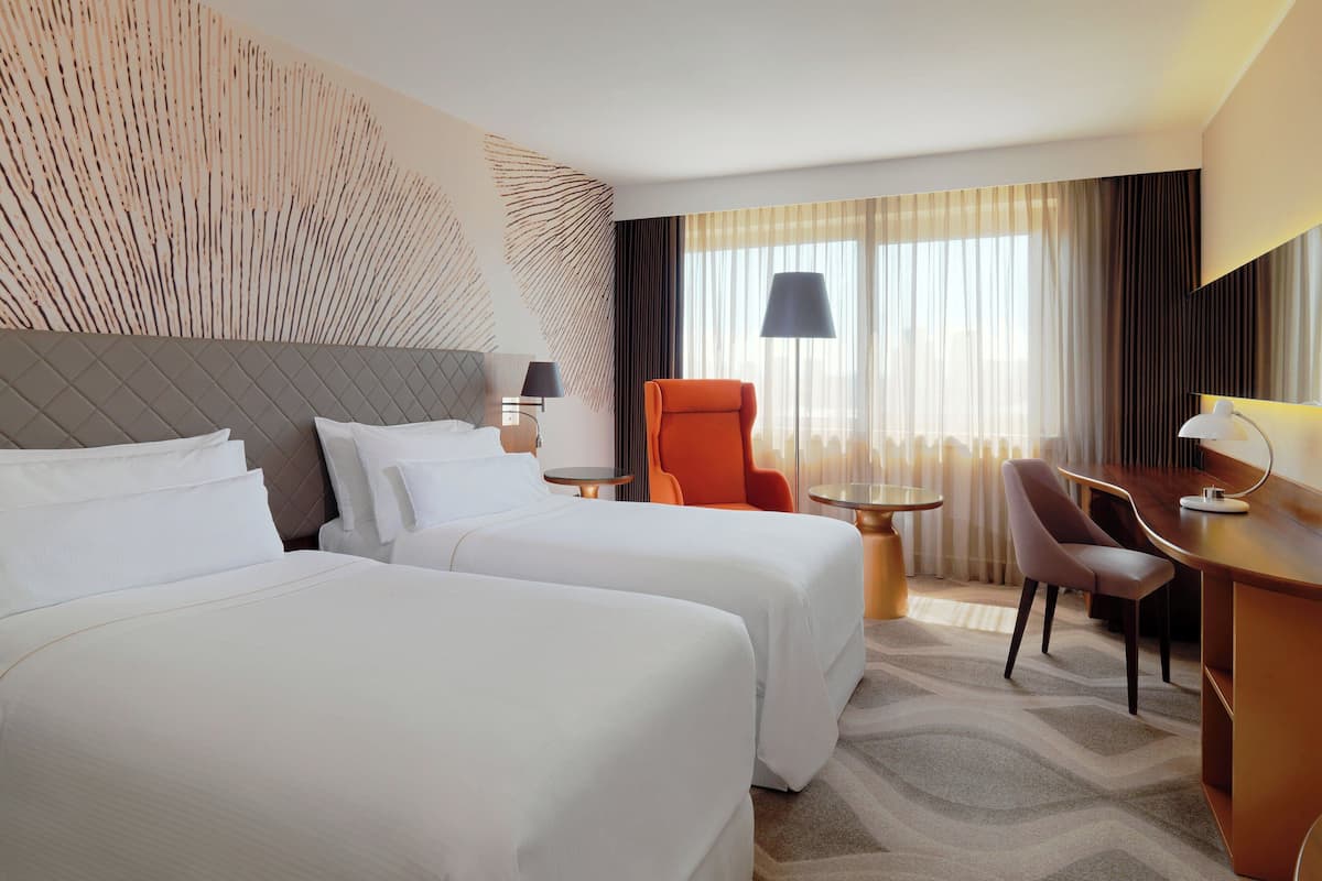 Phòng Deluxe, 2 giường đơn, quang cảnh thành phố | Bộ đồ giường cao cấp, minibar, két bảo mật tại phòng, bàn 