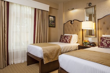 Premium bedding, pillowtop beds, in-room safe, desk at King George Hotel