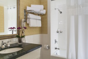 Regadera, amenidades de baño gratuitas, secadora de cabello, toallas 