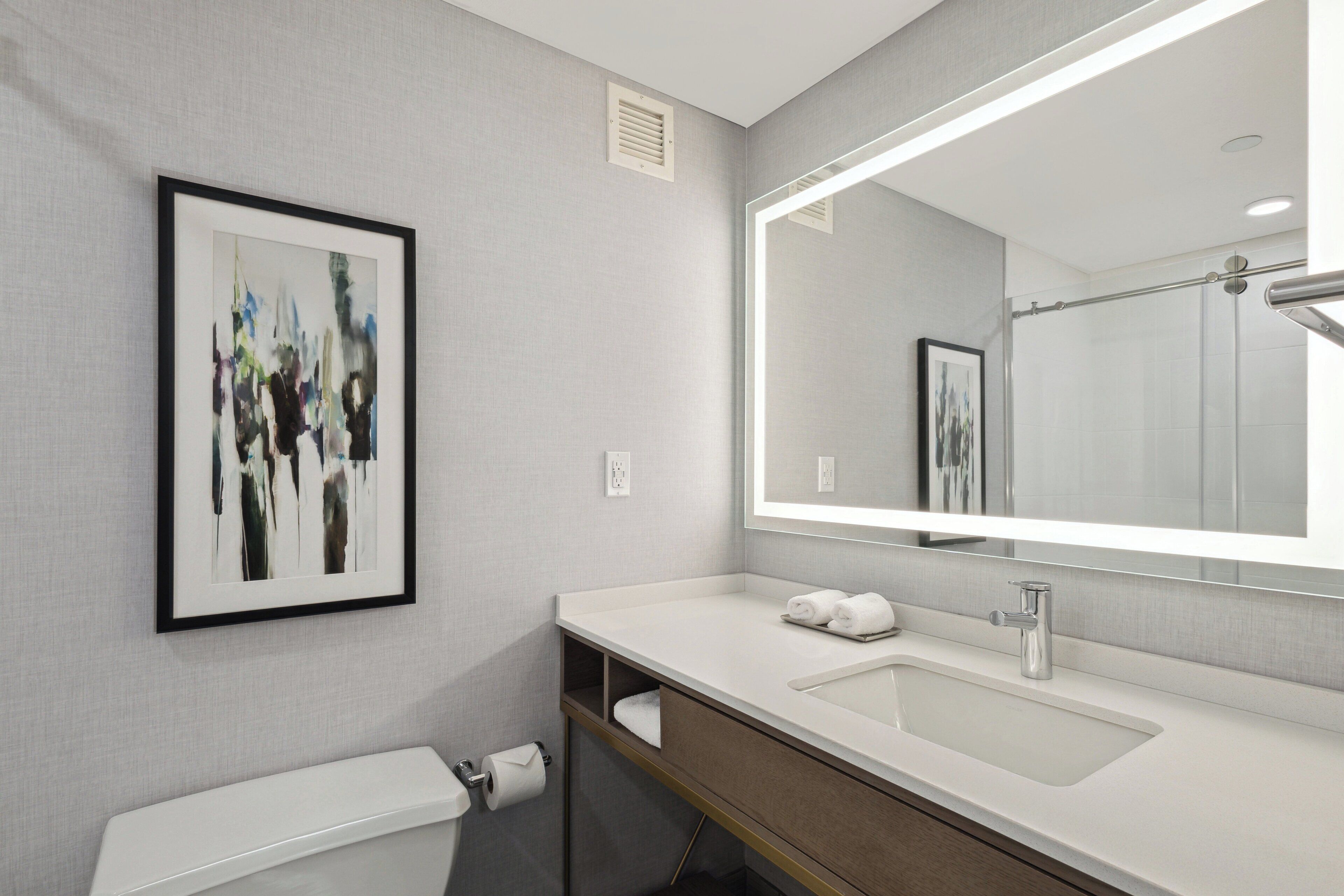 combined shower/bathtub, free toiletries, hair dryer, towels