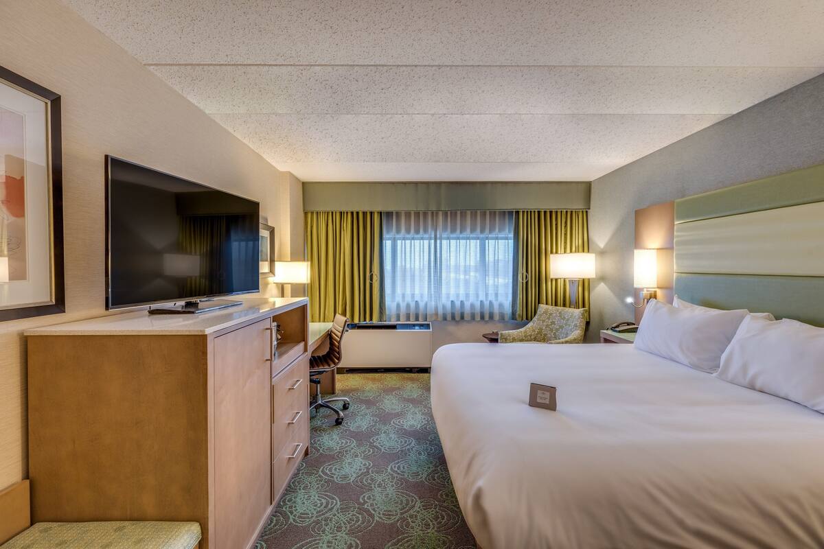 Chambre Standard, 1 très grand lit (Communications Accessible) | Coffres-forts dans les chambres, bureau, fer et planche à repasser