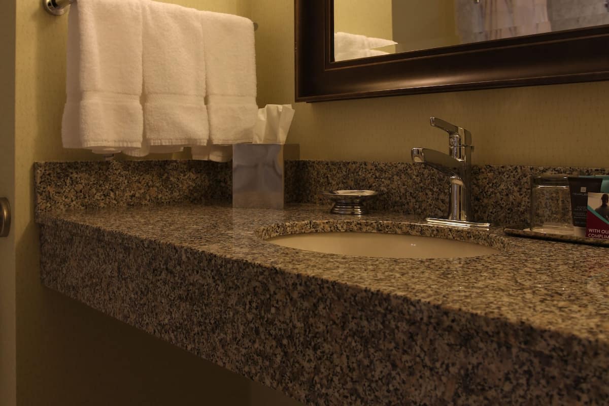 Combined shower/tub, free toiletries, hair dryer, towels